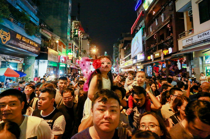 Người Sài Gòn hóa trang xuống phố Bùi Viện đêm Halloween