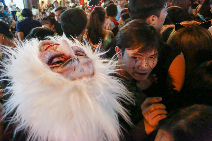 Người Sài Gòn hóa trang xuống phố Bùi Viện đêm Halloween