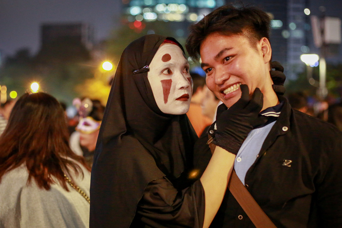 Người Sài Gòn hóa trang xuống phố Bùi Viện đêm Halloween