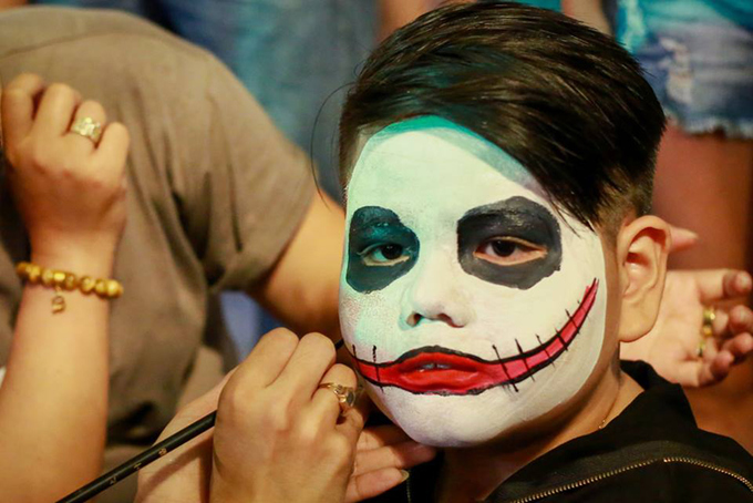 Người Sài Gòn hóa trang xuống phố Bùi Viện đêm Halloween