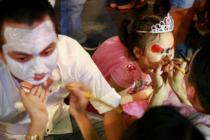 Người Sài Gòn hóa trang xuống phố Bùi Viện đêm Halloween