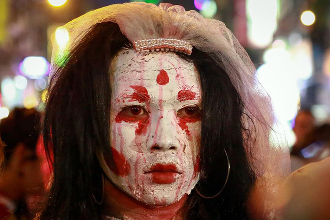 Người Sài Gòn hóa trang xuống phố Bùi Viện đêm Halloween