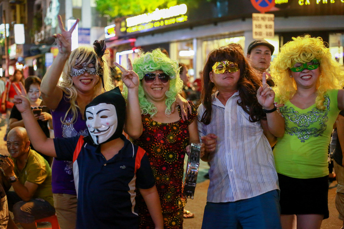 Người Sài Gòn hóa trang xuống phố Bùi Viện đêm Halloween