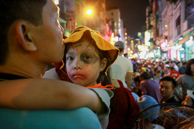 Người Sài Gòn hóa trang xuống phố Bùi Viện đêm Halloween