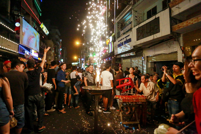 Người Sài Gòn hóa trang xuống phố Bùi Viện đêm Halloween