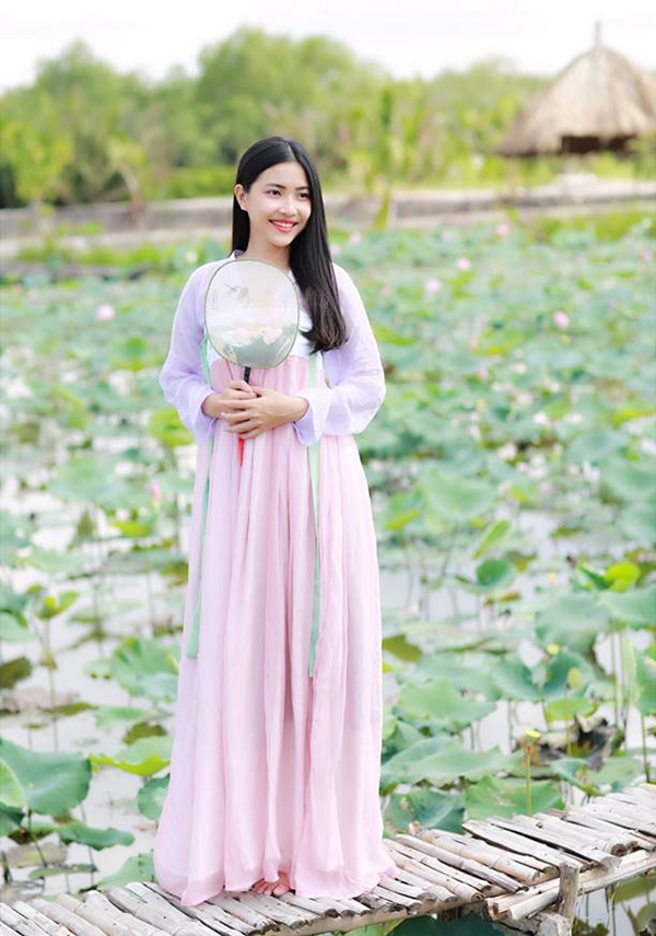 Vóc dáng nuột nà, nóng bỏng của thiếu nữ 18 tuổi Sài Gòn