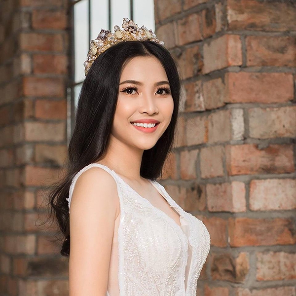 Vóc dáng nuột nà, nóng bỏng của thiếu nữ 18 tuổi Sài Gòn