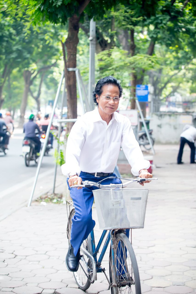 Chế Linh ngồi trà đá vỉa hè, người bán hàng rong nhận ra và ôm chặt Chế Linh ngồi trà đá vỉa hè, người bán hàng rong nhận ra và ôm chặt