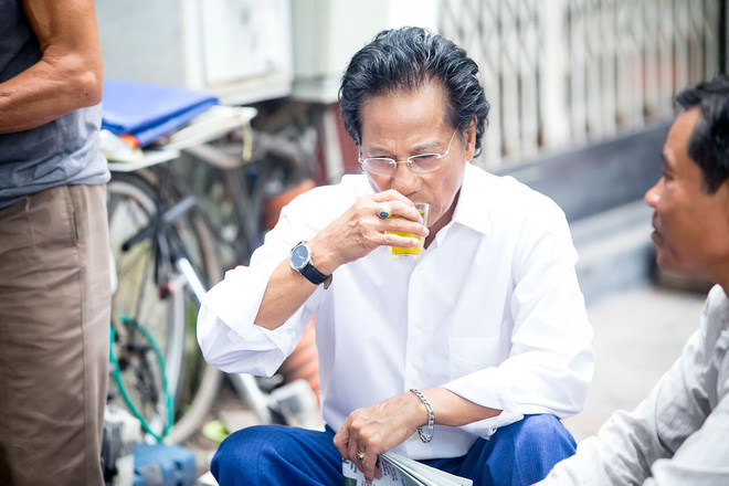 Chế Linh ngồi trà đá vỉa hè, người bán hàng rong nhận ra và ôm chặt Chế Linh ngồi trà đá vỉa hè, người bán hàng rong nhận ra và ôm chặt