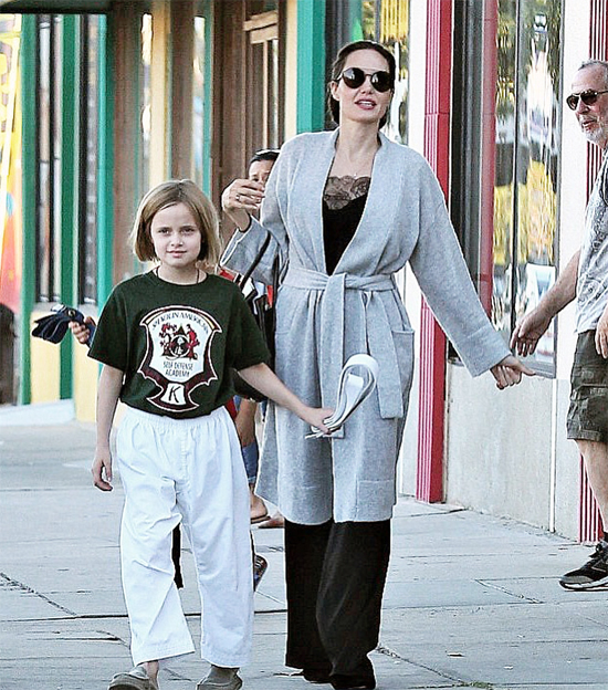 Con gái út của Jolie mê học võ karate