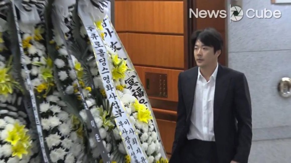 Loạt sao xuất hiện tại đám tang sao Reply 1988 sau khi vừa dự đám cưới Song Joong Ki