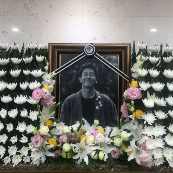 Loạt sao xuất hiện tại đám tang sao Reply 1988 sau khi vừa dự đám cưới Song Joong Ki Loạt sao xuất hiện tại đám tang sao Reply 1988 sau khi vừa dự đám cưới Song Joong Ki