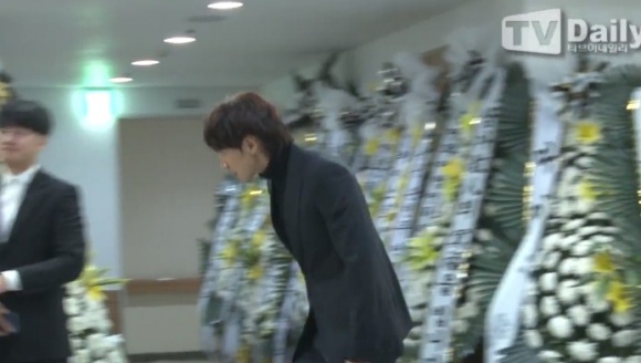 Loạt sao xuất hiện tại đám tang sao Reply 1988 sau khi vừa dự đám cưới Song Joong Ki