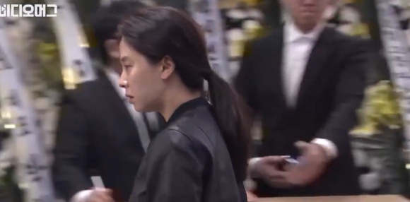 Loạt sao xuất hiện tại đám tang sao Reply 1988 sau khi vừa dự đám cưới Song Joong Ki