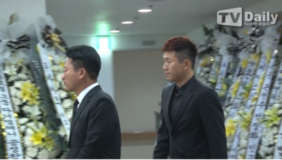 Loạt sao xuất hiện tại đám tang sao Reply 1988 sau khi vừa dự đám cưới Song Joong Ki