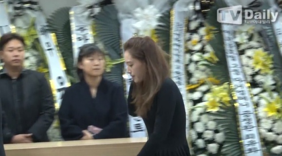 Loạt sao xuất hiện tại đám tang sao Reply 1988 sau khi vừa dự đám cưới Song Joong Ki