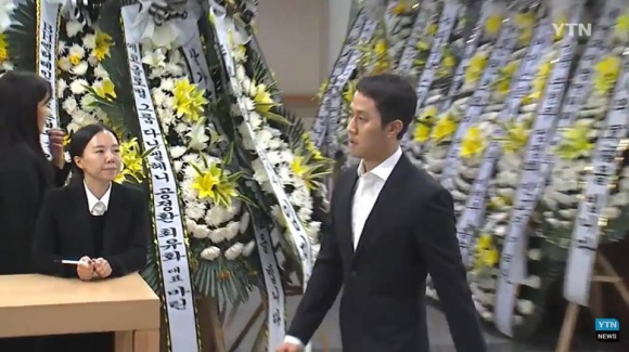 Loạt sao xuất hiện tại đám tang sao Reply 1988 sau khi vừa dự đám cưới Song Joong Ki