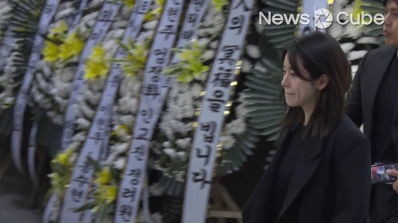 Loạt sao xuất hiện tại đám tang sao Reply 1988 sau khi vừa dự đám cưới Song Joong Ki