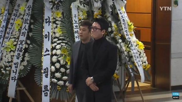 Loạt sao xuất hiện tại đám tang sao Reply 1988 sau khi vừa dự đám cưới Song Joong Ki