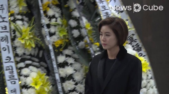 Loạt sao xuất hiện tại đám tang sao Reply 1988 sau khi vừa dự đám cưới Song Joong Ki