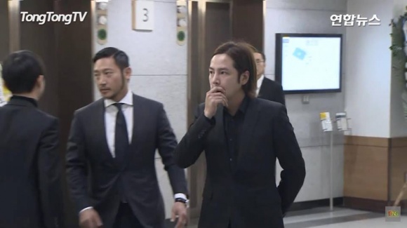 Loạt sao xuất hiện tại đám tang sao Reply 1988 sau khi vừa dự đám cưới Song Joong Ki