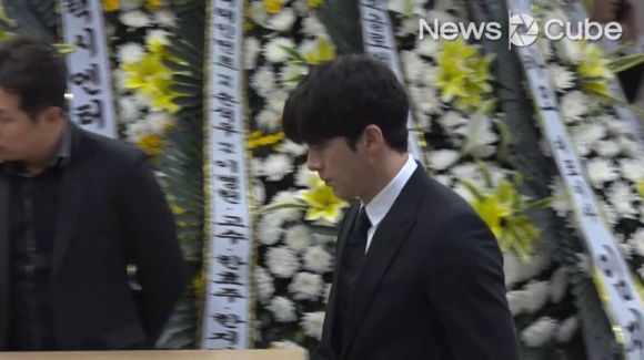 Loạt sao xuất hiện tại đám tang sao Reply 1988 sau khi vừa dự đám cưới Song Joong Ki