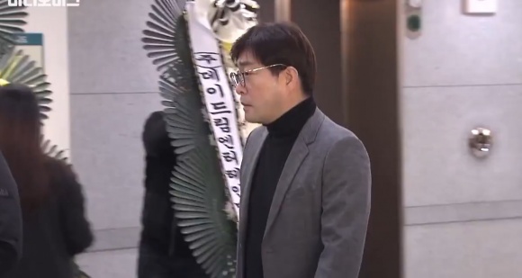 Loạt sao xuất hiện tại đám tang sao Reply 1988 sau khi vừa dự đám cưới Song Joong Ki