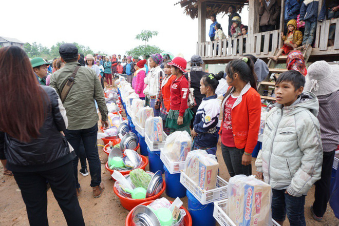Đàm Vĩnh Hưng mặc đơn giản đến trao quà cho bà con vùng lũ Quảng Bình