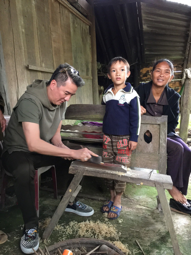 Đàm Vĩnh Hưng mặc đơn giản đến trao quà cho bà con vùng lũ Quảng Bình