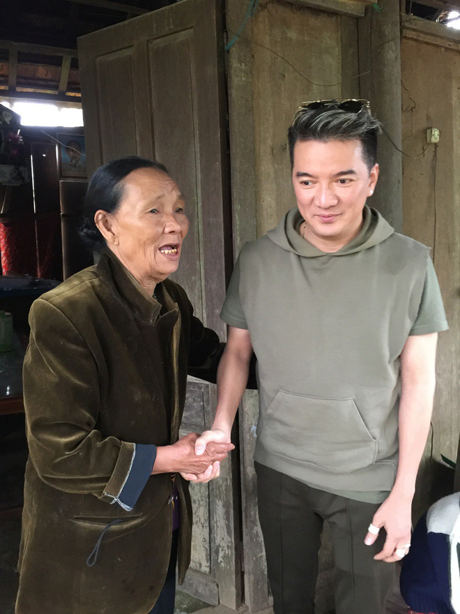 Đàm Vĩnh Hưng mặc đơn giản đến trao quà cho bà con vùng lũ Quảng Bình