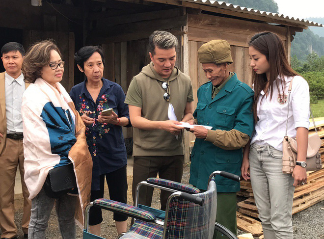 Đàm Vĩnh Hưng mặc đơn giản đến trao quà cho bà con vùng lũ Quảng Bình