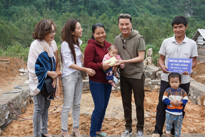 Đàm Vĩnh Hưng mặc đơn giản đến trao quà cho bà con vùng lũ Quảng Bình