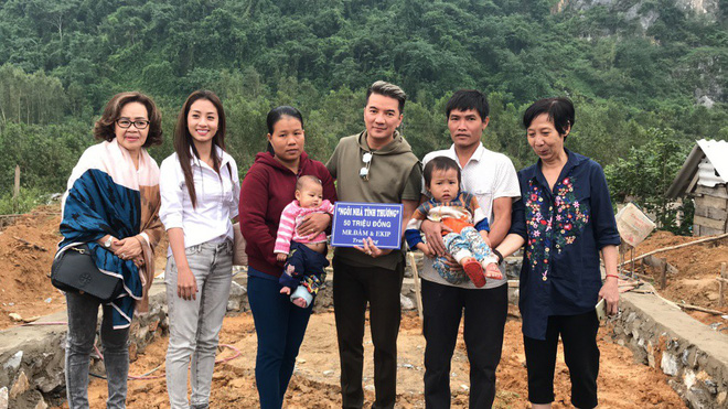 Đàm Vĩnh Hưng mặc đơn giản đến trao quà cho bà con vùng lũ Quảng Bình