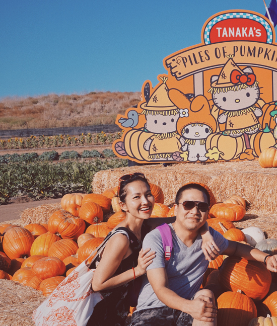 Vợ chồng Kim Hiền đưa hai con đi chơi ở trang trại bí ngô