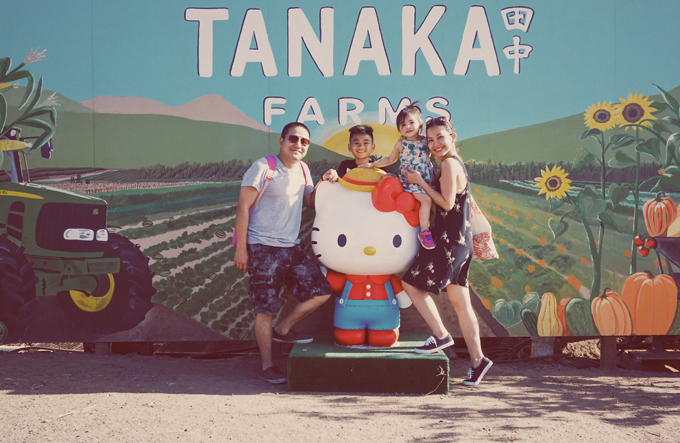 Vợ chồng Kim Hiền đưa hai con đi chơi ở trang trại bí ngô