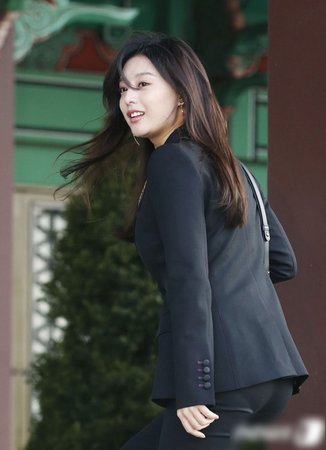 Sau cô dâu Song Hye Kyo, đây chính là mỹ nhân khiến fan đảo điên vì đẹp quá mức cho phép trong siêu đám cưới hôm qua