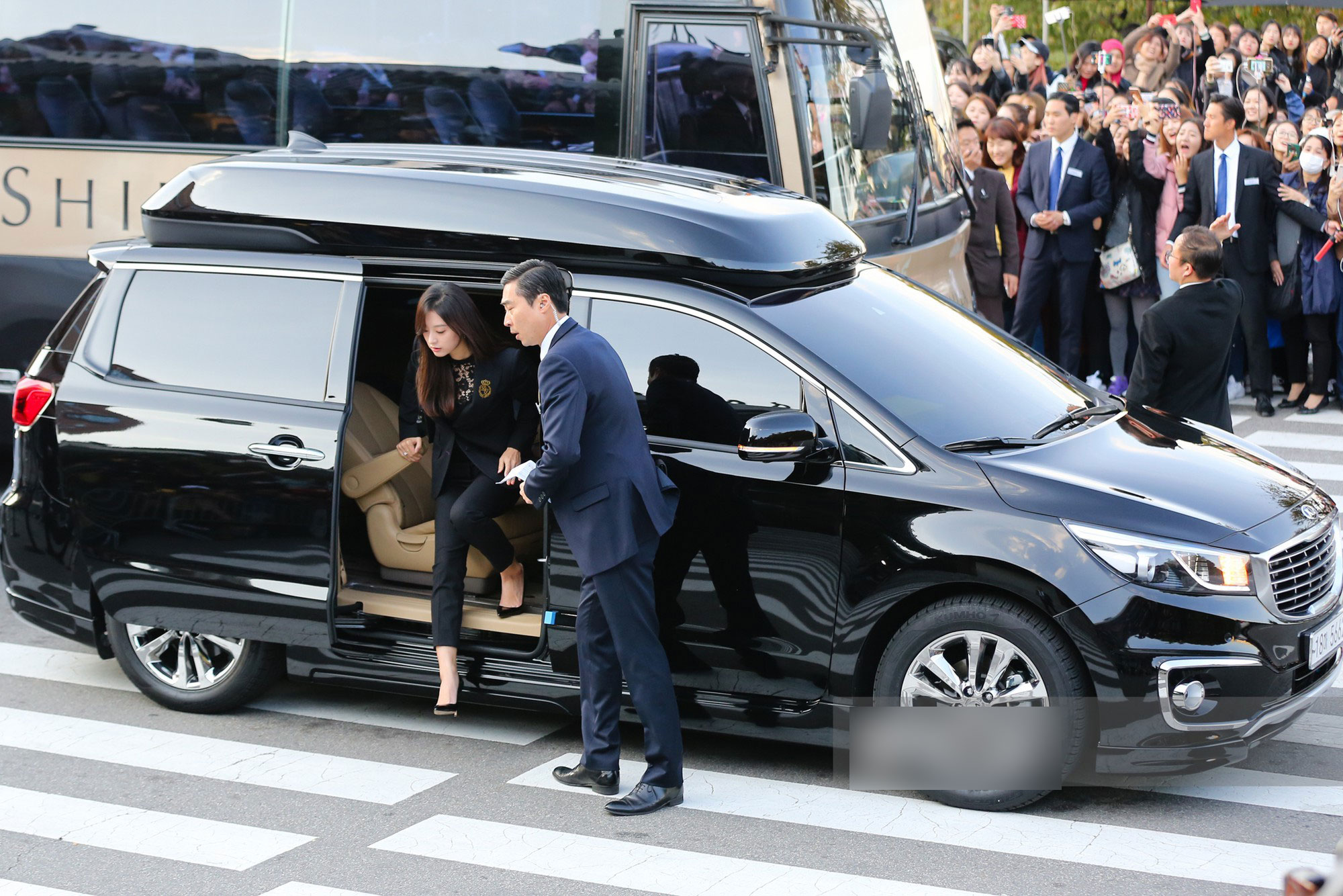 Sau cô dâu Song Hye Kyo, đây chính là mỹ nhân khiến fan đảo điên vì đẹp quá mức cho phép trong siêu đám cưới hôm qua Sau cô dâu Song Hye Kyo, đây chính là mỹ nhân khiến fan đảo điên vì đẹp quá mức cho phép trong siêu đám cưới hôm qua