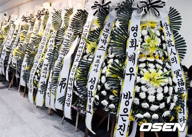 Hé lộ lý do Song Ji Hyo vắng mặt, dàn sao hạng A về sớm giữa đám cưới Song-Song