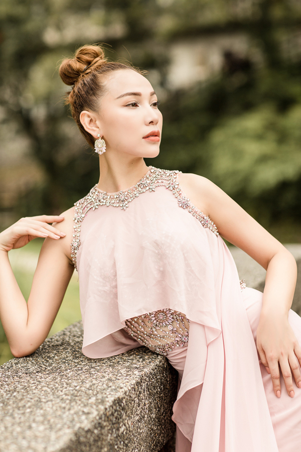 Quỳnh Thư diện váy dạ hội bay bổng, khoe sắc ở Đài Loan