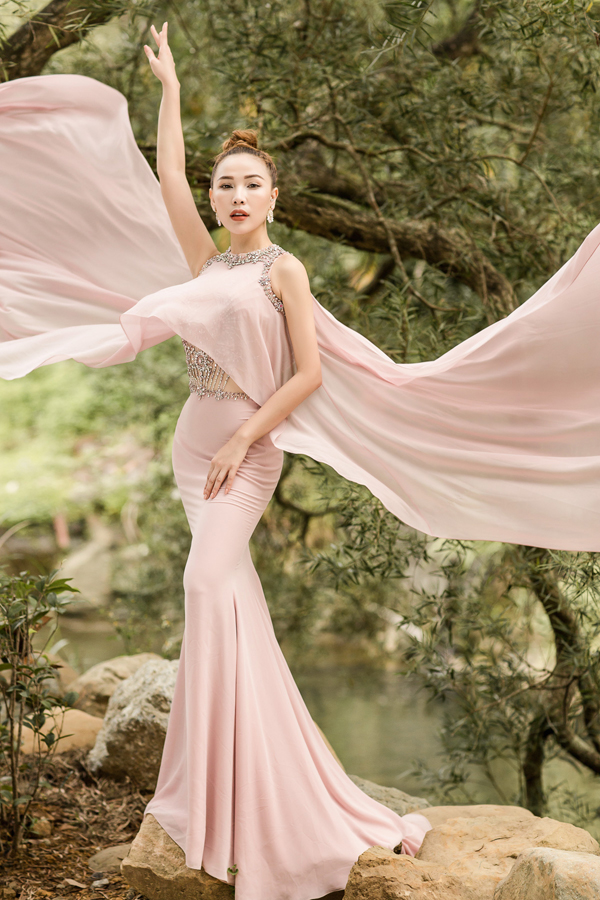 Quỳnh Thư diện váy dạ hội bay bổng, khoe sắc ở Đài Loan