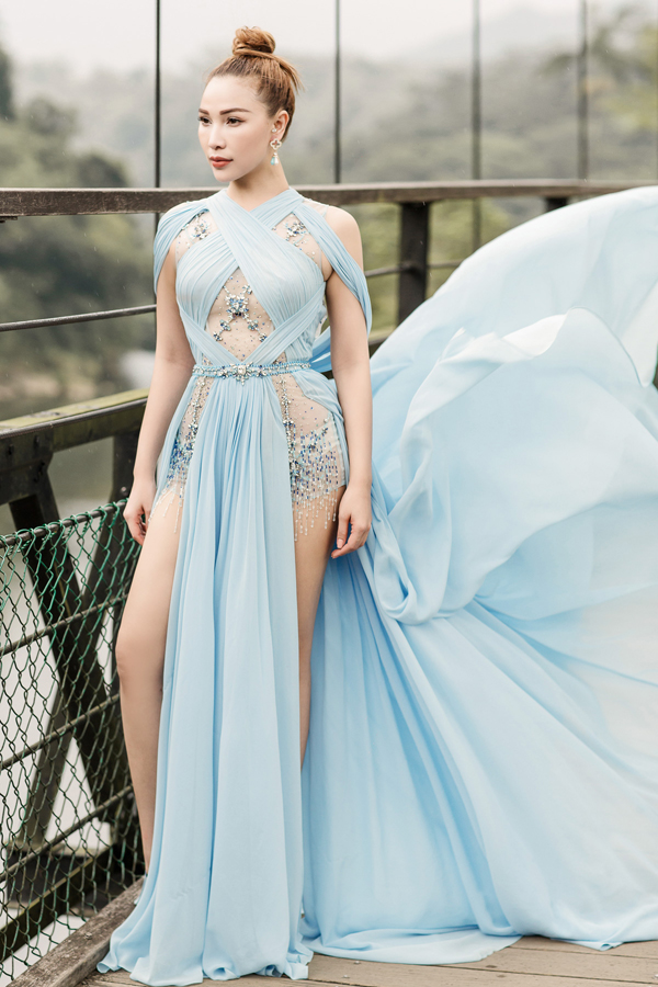 Quỳnh Thư diện váy dạ hội bay bổng, khoe sắc ở Đài Loan