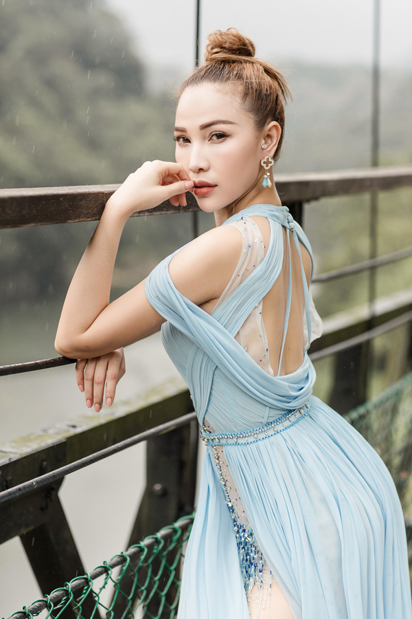 Quỳnh Thư diện váy dạ hội bay bổng, khoe sắc ở Đài Loan