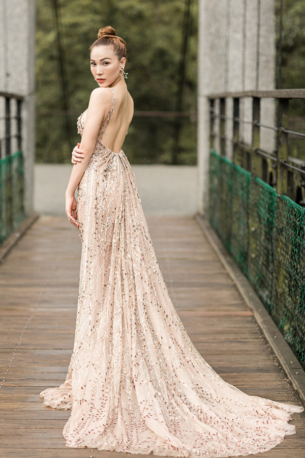 Quỳnh Thư diện váy dạ hội bay bổng, khoe sắc ở Đài Loan