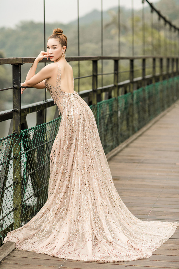 Quỳnh Thư diện váy dạ hội bay bổng, khoe sắc ở Đài Loan