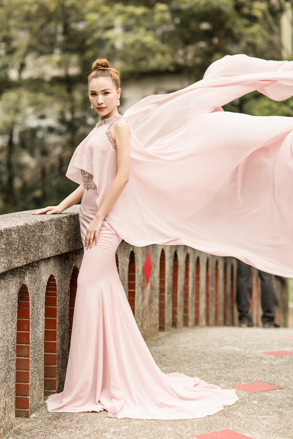 Quỳnh Thư diện váy dạ hội bay bổng, khoe sắc ở Đài Loan