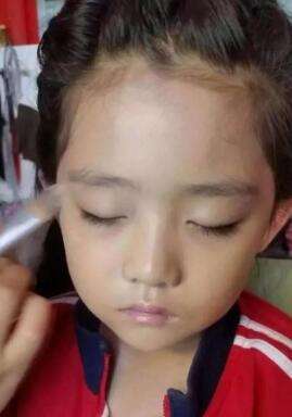 Sao nhí 8 tuổi đóng phim liên tục 3 ngày không giấc ngủ ngon