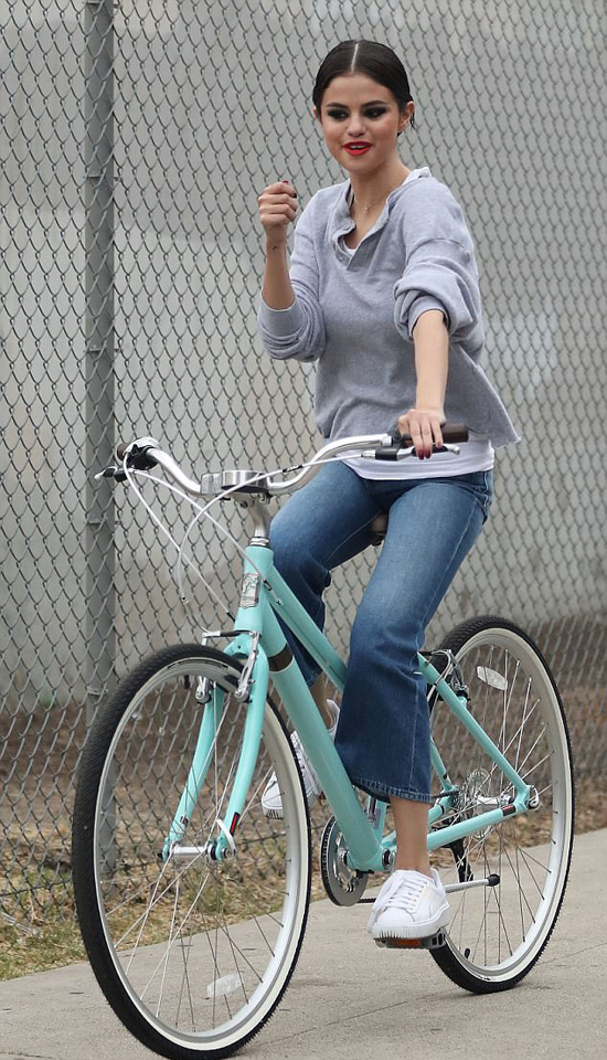 Selena Gomez phơi phới đạp xe đi chơi sau ngày gặp gỡ Justin Bieber