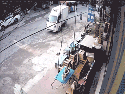 Tai nạn hy hữu: Quên khóa phanh, ô tô tải lạc trôi xuống dốc trước sự hốt hoảng của lái xe