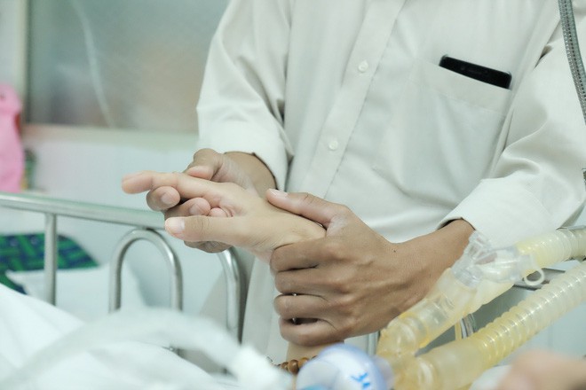 Giữ cây hay giữ trái – Đôi vợ chồng sắp đón con gái đầu lòng thì tai họa bất ngờ ập đến