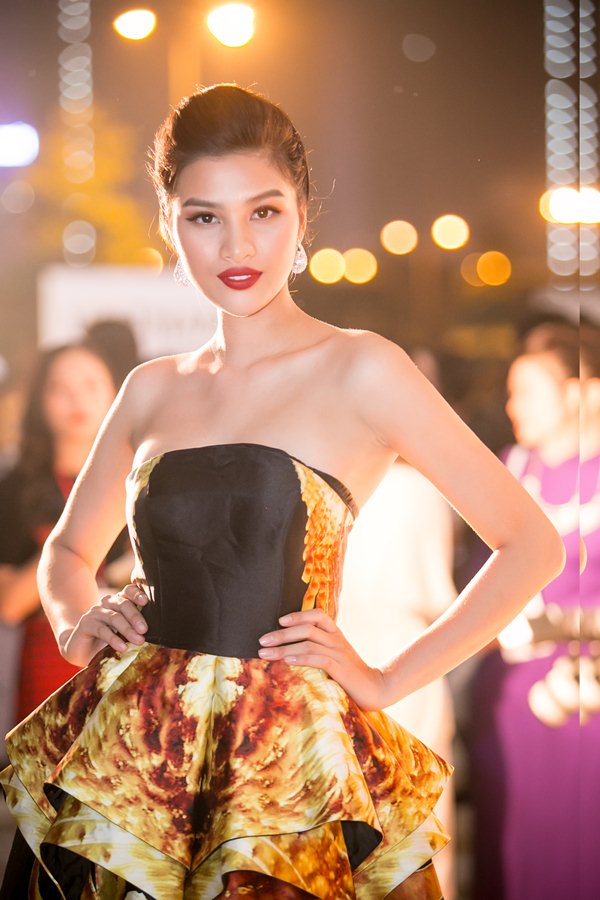 Tiểu thư hội con nhà giàu dát 2 tỷ lên người đi xem show thời trang